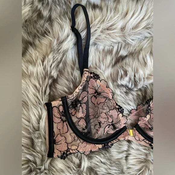 Victoria's Secret Lace Unlined Front Close Plunge Bra and Thong Panty Set - Picture 3 of 14